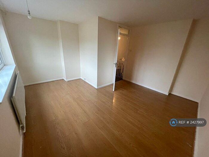 2 Bedroom Flat To Rent In Beatrice Close, London, E13