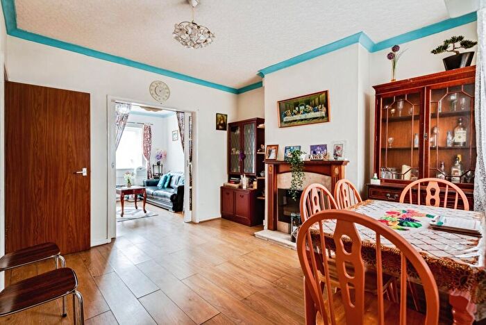 3 Bedroom Terraced House For Sale In Ferndale Road, Swindon, Wiltshire, SN2