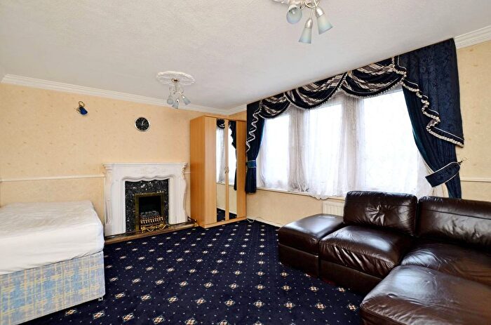 2 Bedroom Flat To Rent In Bancroft Road, Whitechapel, London, E1