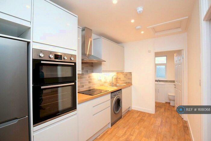 2 Bedroom Flat To Rent In Roundway, Headington, Oxford, OX3