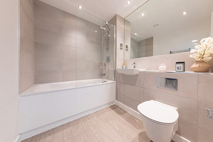 Studio For Sale In Clayton Road, Hayes, UB3