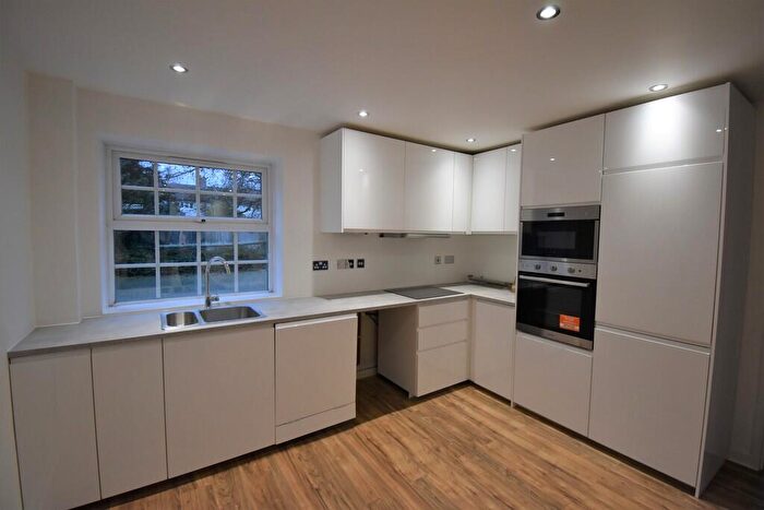 2 Bedroom Flat To Rent In Parkway Gardens, AL8