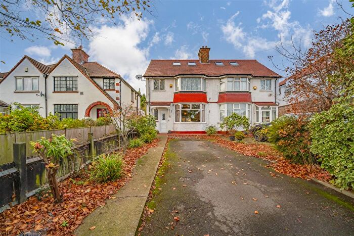 4 Bedroom Semi Detached House For Sale In Devon Waye, Hounslow, TW5