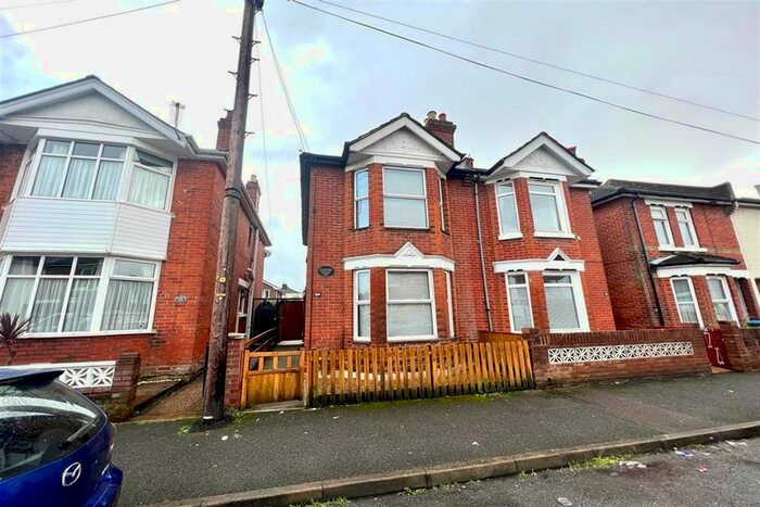 3 Bedroom Semi-Detached House To Rent In Grove Road, Shirley, Southampton, SO15