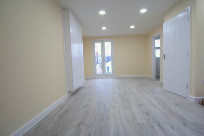 3 Bedroom Flat To Rent In Boscombe Road, London, SW19