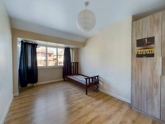 3 Bedroom Semi-Detached House For Sale In Glyn Farm Road, Quinton, B32