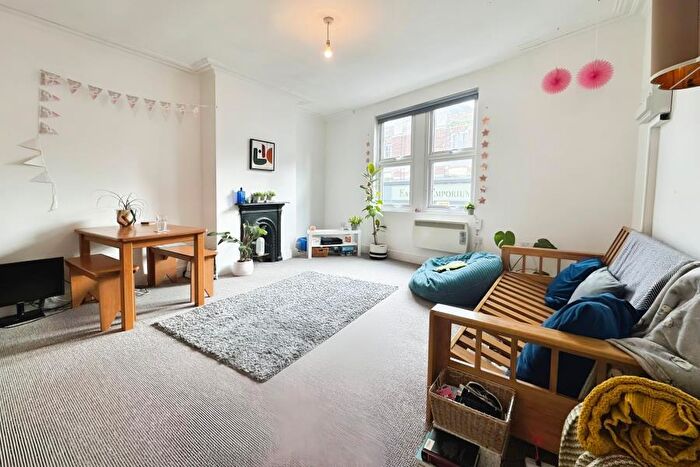 3 Bedroom Flat To Rent In East Street - Bedminster, BS3