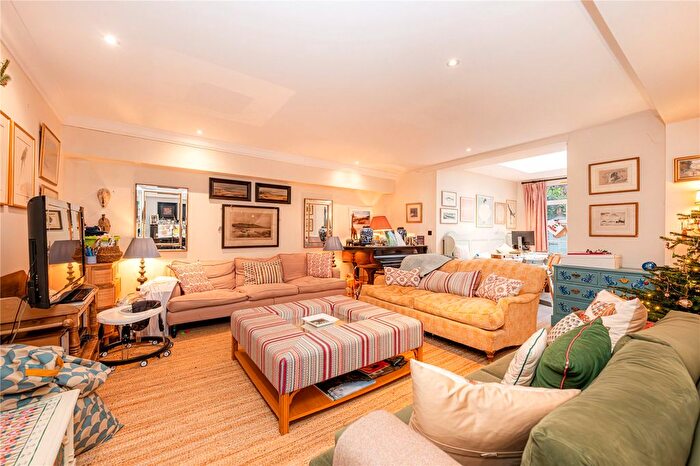 3 Bedroom Flat To Rent In Cambridge Gardens, Notting Hill, London, W10