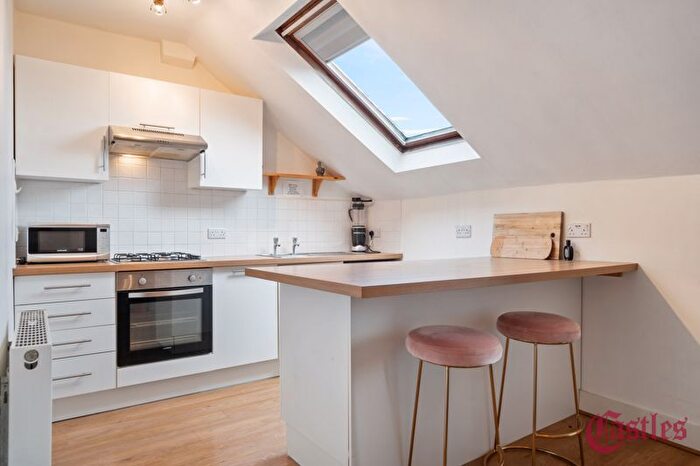 1 Bedroom Flat For Sale In Ferme Park Road, London, N8