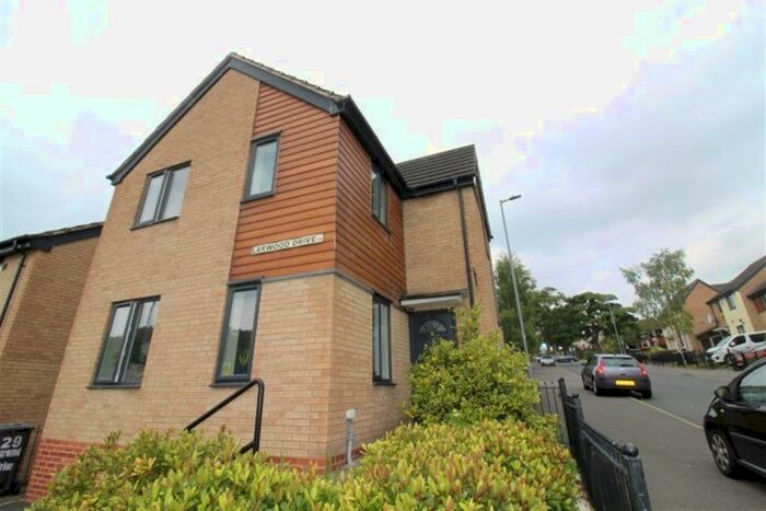 3 Bedroom Detached House To Rent In Larwood Drive, Bradford, BD10