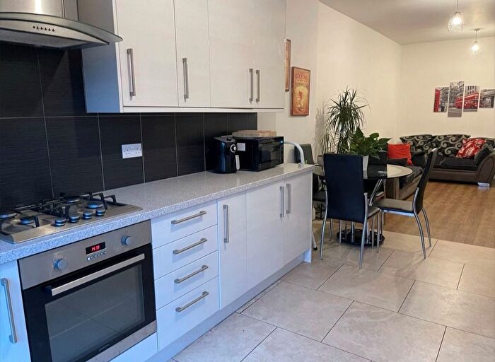 3 Bedroom Flat To Rent In Lynton Road, London, W3