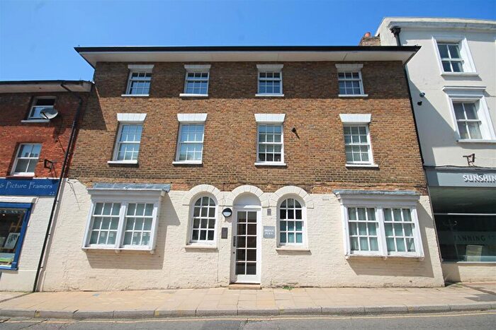 2 Bedroom Apartment To Rent In Bridge Place, Leatherhead, KT22