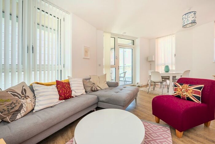 3 Bedroom Flat To Rent In Cable Walk, London, SE10