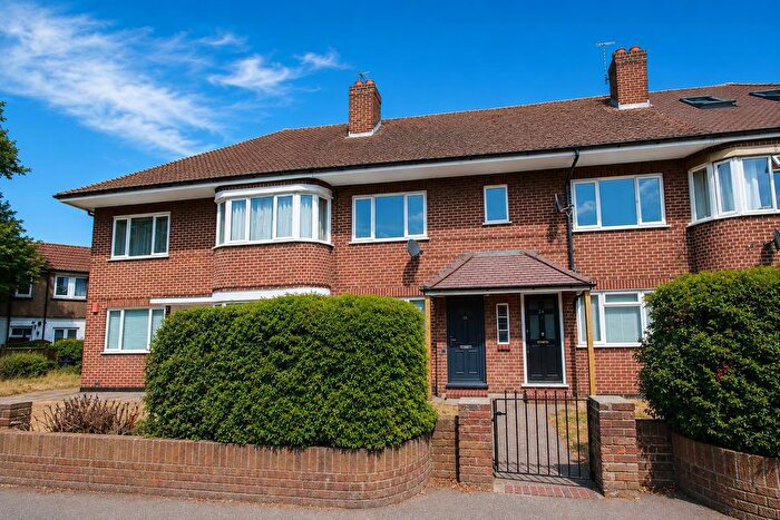 2 Bedroom Maisonette For Sale In Parkgate Road, Wallington, SM6