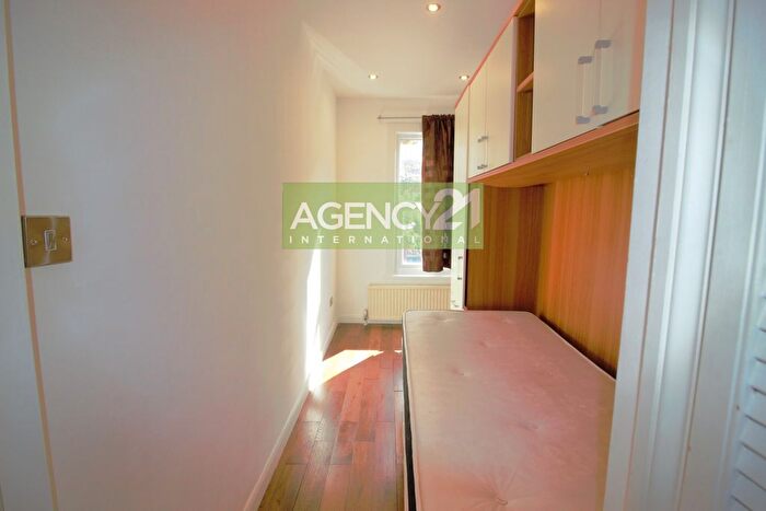 2 Bedroom Flat For Sale In Crewdson Rd, London, SW9