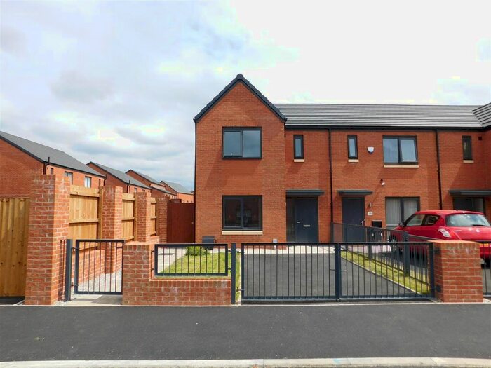 3 Bedroom Mews House To Rent In Reginald Street, Manchester M11