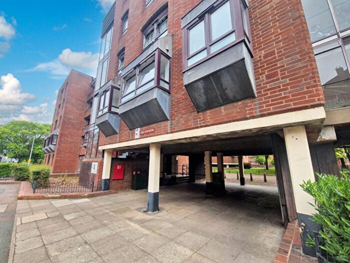 3 Bedroom Flat To Rent In The Dukeries, Gloucester, GL1