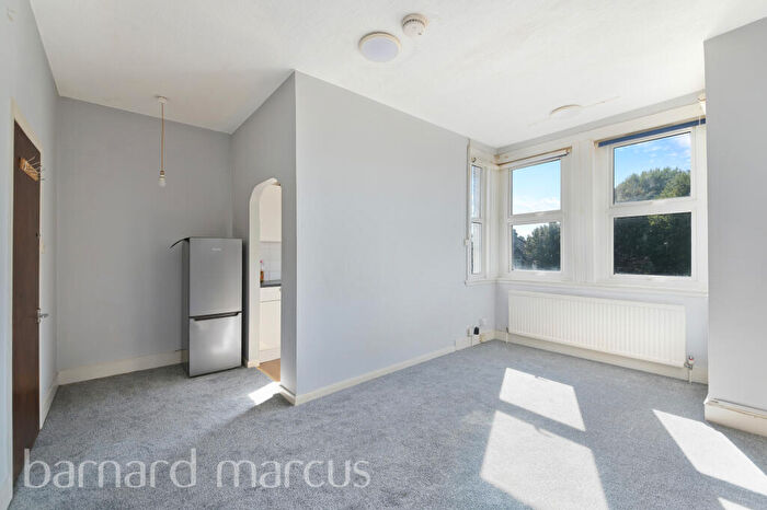 1 Bedroom Flat To Rent In Lower Road, Sutton, SM1