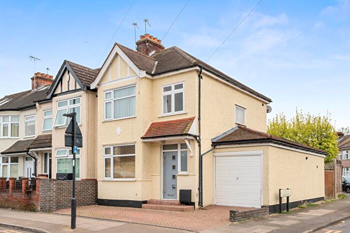 3 Bedroom End Of Terrace House For Sale In Lincoln Road, Enfield, EN1