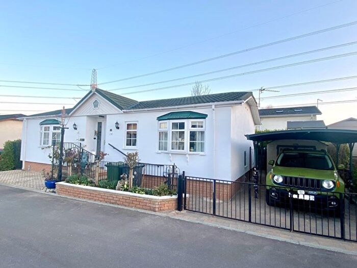 2 Bedroom Mobile/park Home For Sale In Blackhouse Lane, North Boarhunt, Fareham, PO17