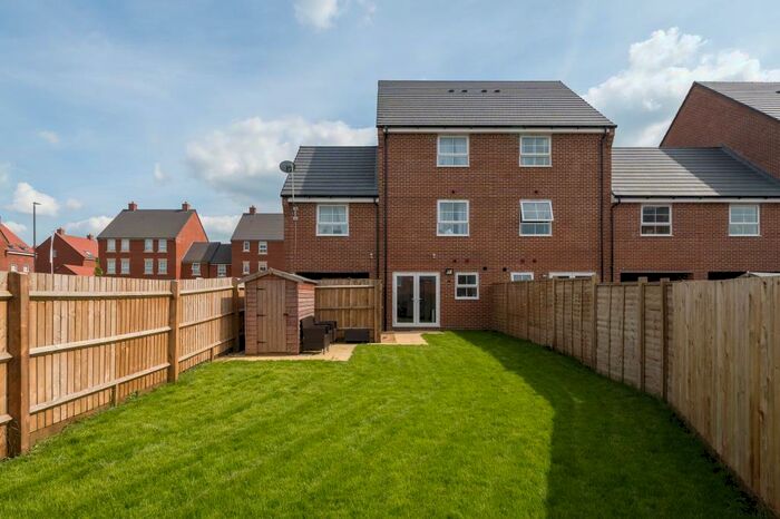 4 Bedroom Town House To Rent In Kingsbrook, Aylesbury, HP22