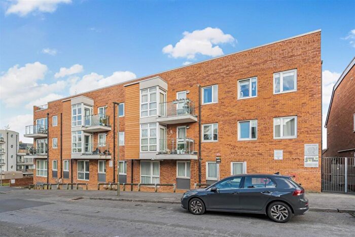 2 Bedroom Apartment For Sale In Lankaster Gardens, East Finchley, N2