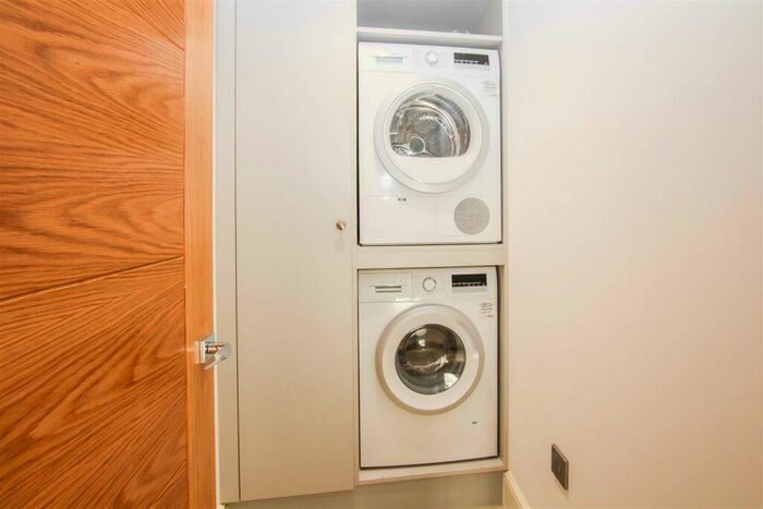 2 Bedroom Apartment For Sale In Shenfield Road, Shenfield, Brentwood, CM15