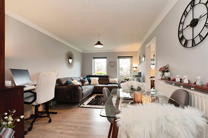 2 Bedroom Flat For Sale In Grovelands, West Molesey, Surrey, KT8