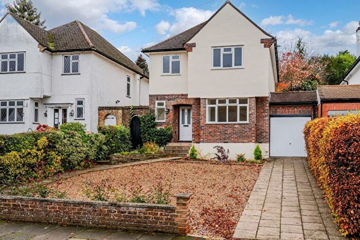 3 Bedroom Link Detached House For Sale In Downs Way Close, Tadworth, KT20