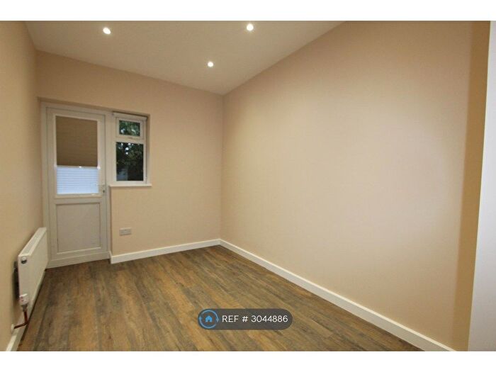 Studio To Rent In Wellington Avenue, Hounslow, TW3