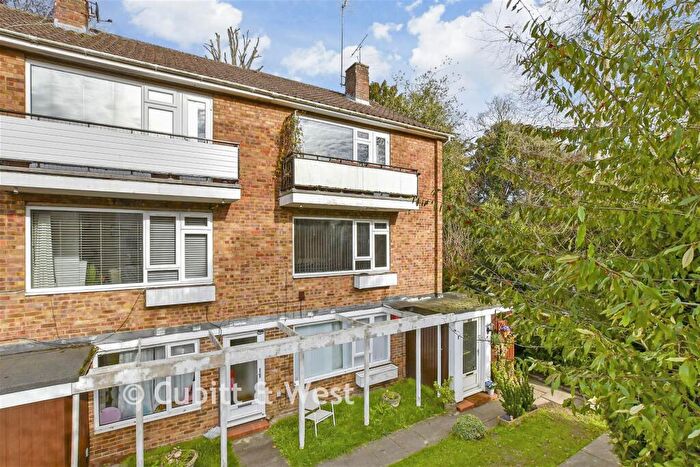 2 Bedroom Maisonette For Sale In Linden Court, Leatherhead, Surrey, KT22