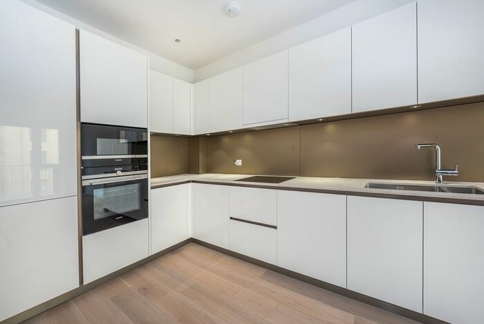 2 Bedroom Flat To Rent In Pinewood Gardens, Teddington, TW11