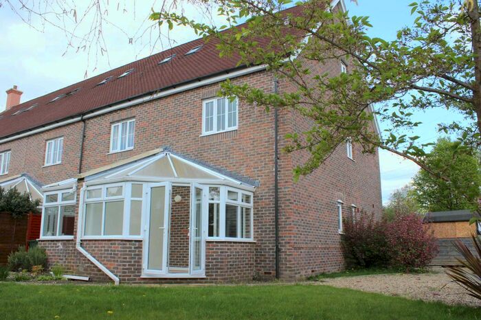 3 Bedroom Town House To Rent In Stoke Mill Close, Guildford, GU1
