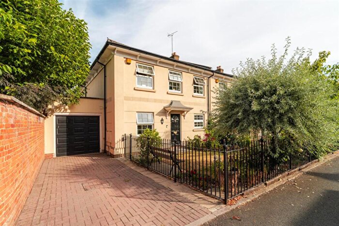 4 Bedroom End Of Terrace House To Rent In Priory Place, Cheltenham, GL52