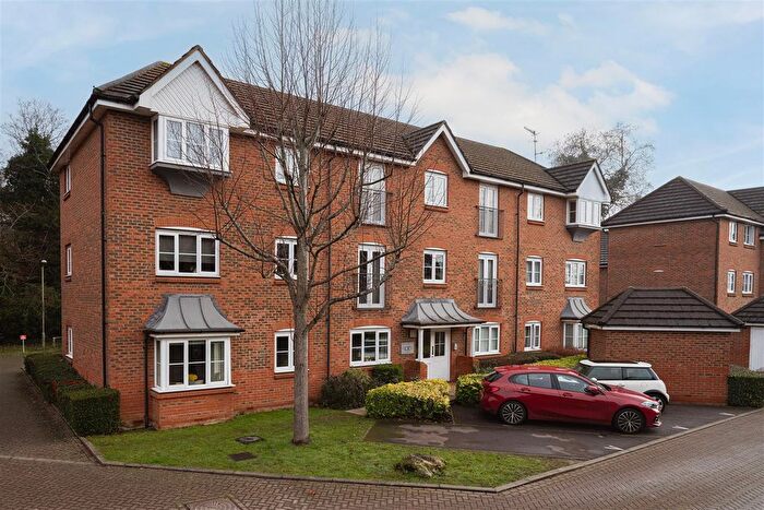 2 Bedroom Flat For Sale In Kingsfield Way, Redhill, RH1