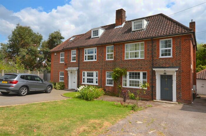 4 Bedroom Semi-Detached House To Rent In Southway, London, N20