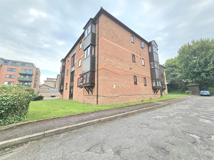 Apartment To Rent In Rushdon Close, Romford, RM1