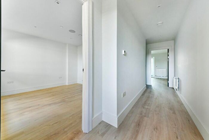 3 Bedroom Flat To Rent In North End Road, Wembley, Middlesex, HA9