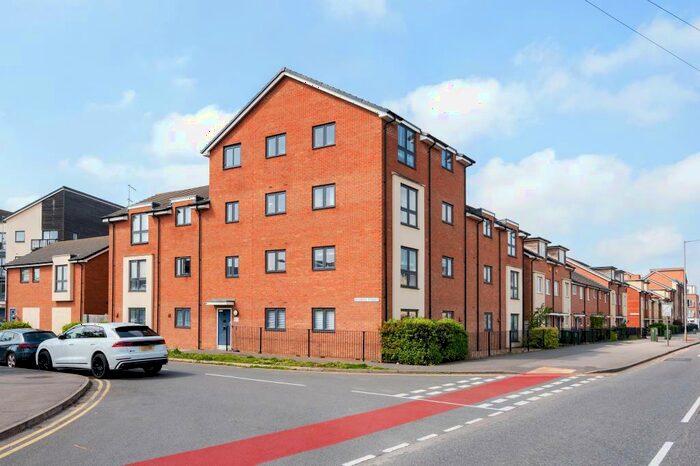 2 Bedroom Apartment To Rent In Putnam Street, Aylesbury, HP19