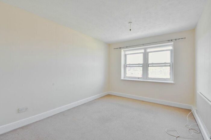 1 Bedroom Flat To Rent In Waterslade, Elm Road, Redhill, RH1