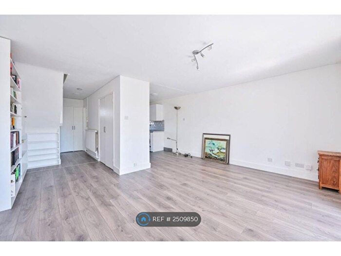 3 Bedroom Flat To Rent In John Ruskin Street, London, SE5