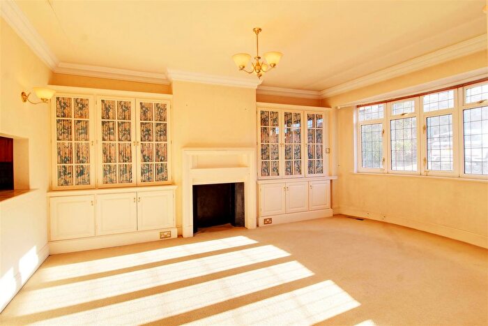 4 Bedroom Detached House For Sale In Brookmans Avenue, Brookmans Park, Hatfield, AL9
