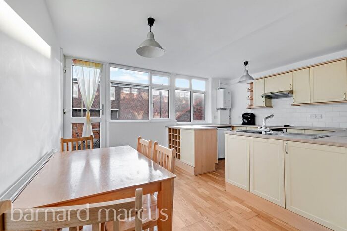3 Bedroom Maisonette For Sale In Blincoe Close, London, SW19
