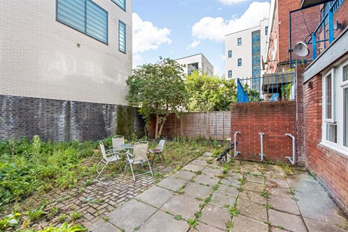 5 Bedroom Apartment To Rent In Thornton House, SE17