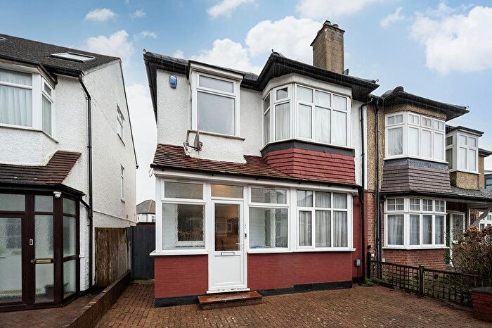 3 Bedroom Property For Sale In Hale Grove Gardens, London, NW7