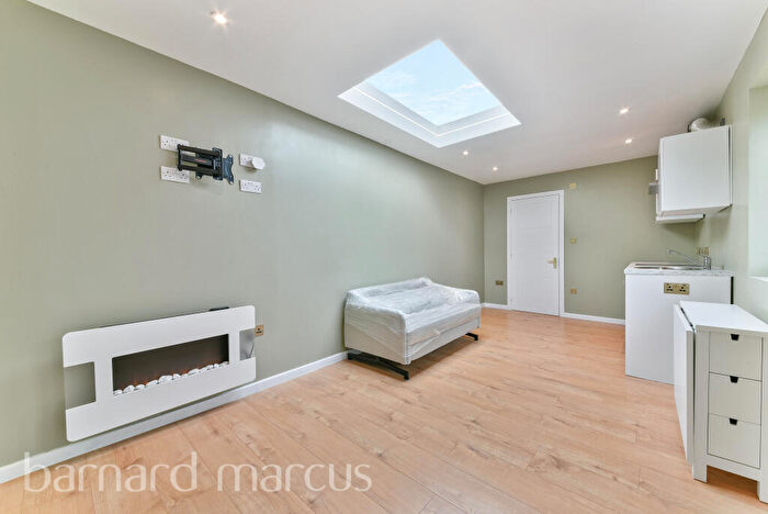 Flat To Rent In Tamworth Lane, Mitcham, CR4