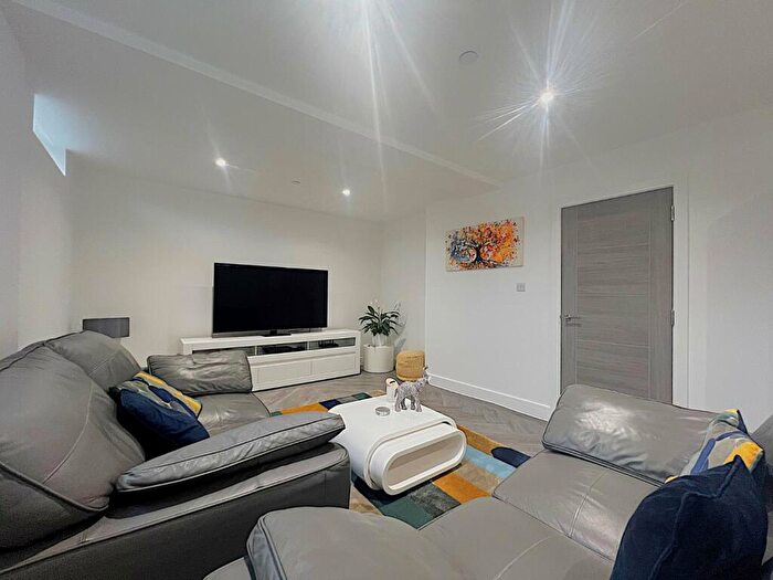 2 Bedroom Flat For Sale In Governors Walk, Portsmouth, Hampshire, PO3