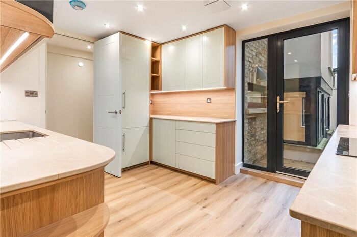 2 Bedroom Apartment To Rent In Aubert Park, London, N5