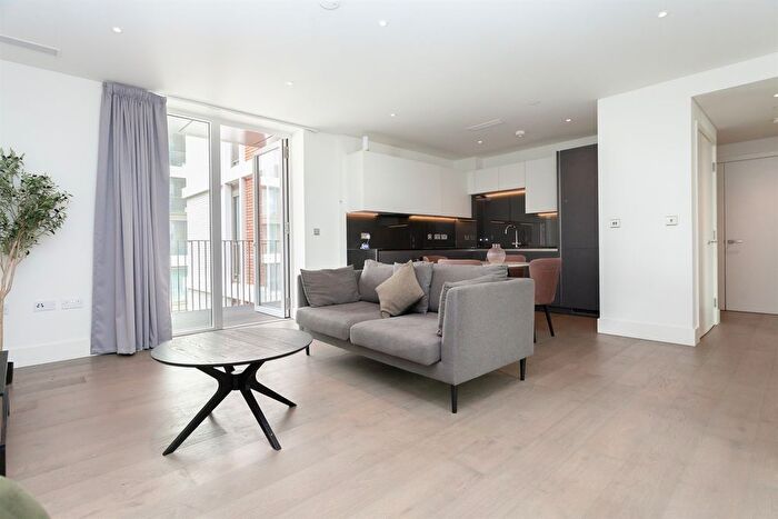 2 Bedroom Flat To Rent In Gartons Way, SW11