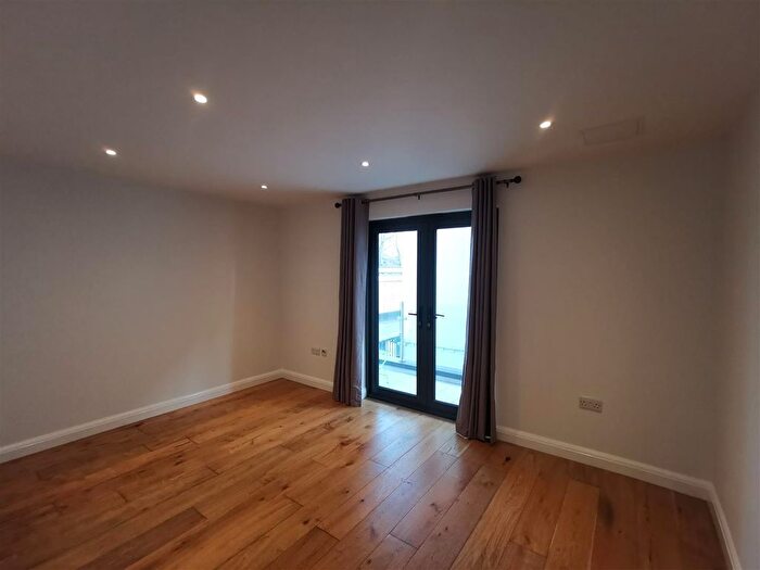 1 Bedroom Flat To Rent In Station Approach, High Street Wanstead, London, E11